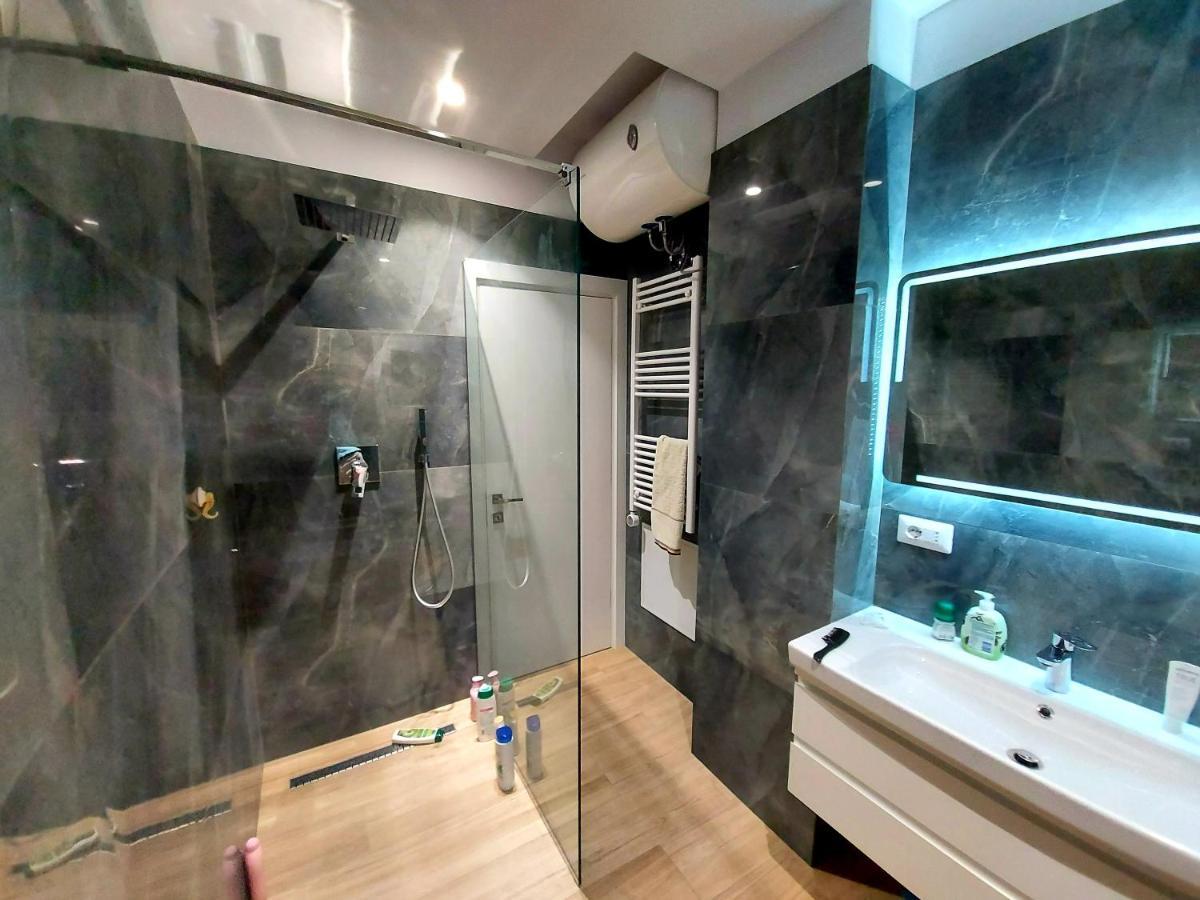 Apartment Luxurious Double Bedroom Tirana